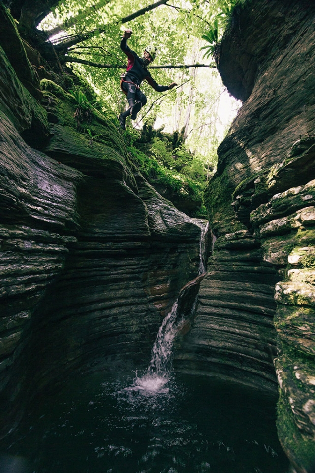  The green areas and walls of the canyons from which to dive 