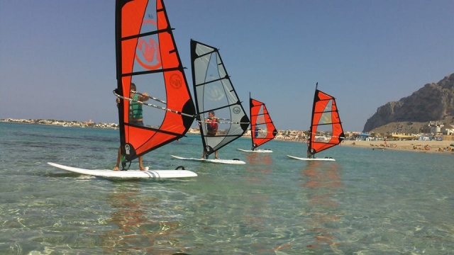 Divertiti in compagnia sul windsurf