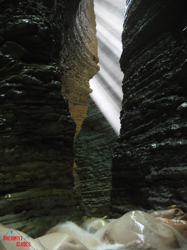  Natürliches Licht dringt durch die Felsen 