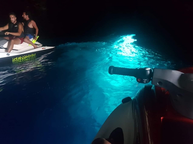 esplora la grotta in moto d'acqua
