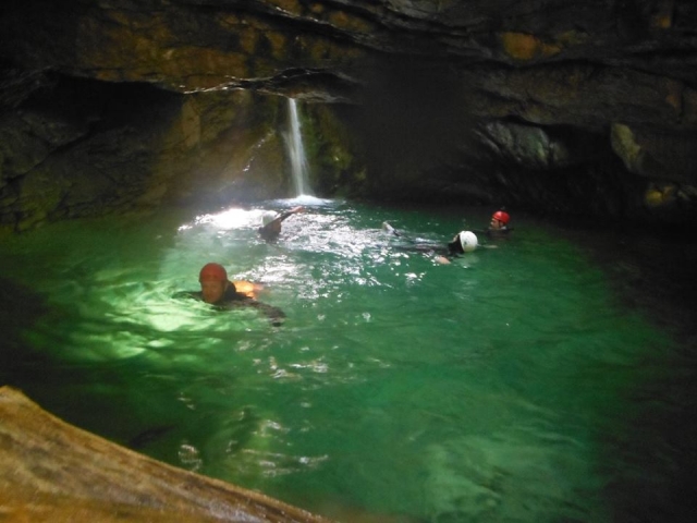  Aventure dans les grottes 