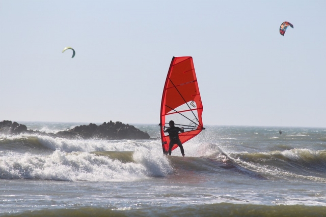  Dans l'eau avec la planche à voile 