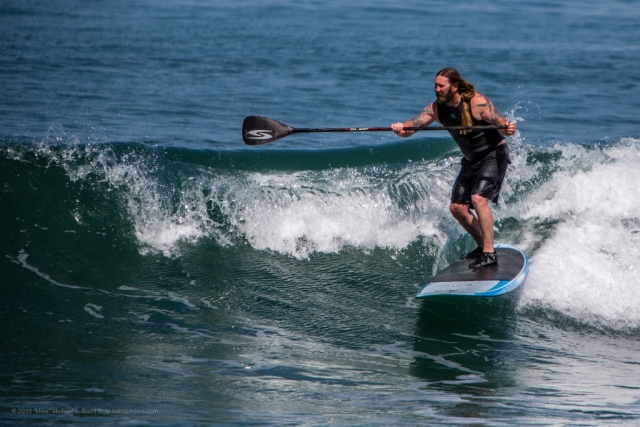 Sur les vagues avec le paddle 