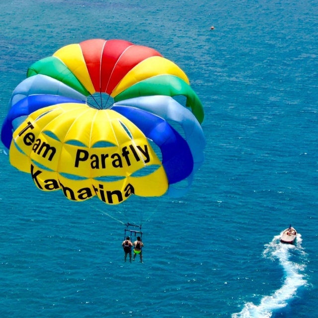  fliegt über das blaue Meer 