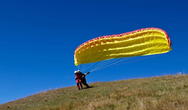 El despegue del parapente biplaza 