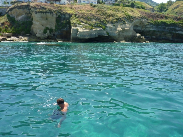  Nada no mar cristalino 