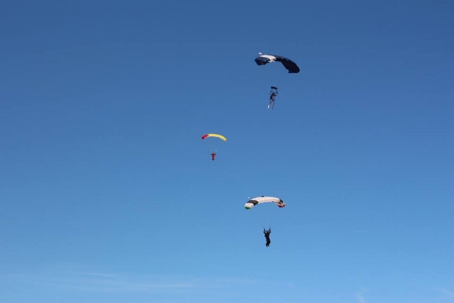 Paracaidistas en vuelo 