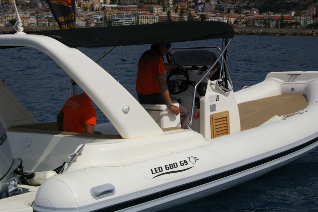 Alquiler de embarcación auxiliar LED68 con licencia de San Remo 4/9h