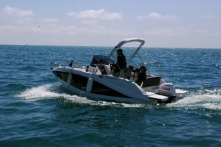 Barracuda 4/9h alquiler de barco San Remo sin licencia