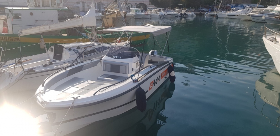 Barco en el agua