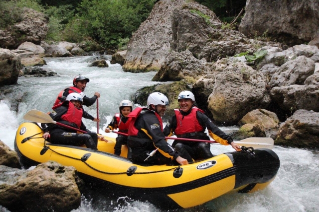  Rafting parmi les rochers