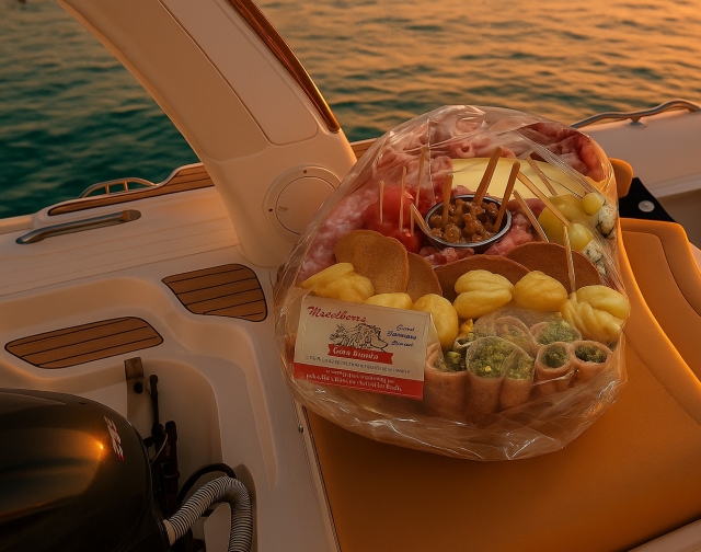  Korb mit typischem Snack 