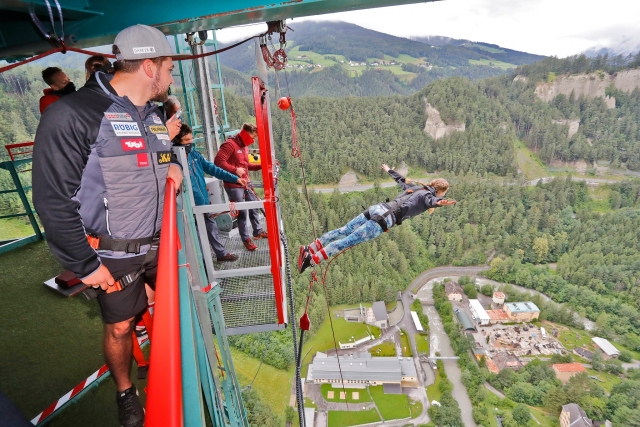  voo com o bungee saltando 