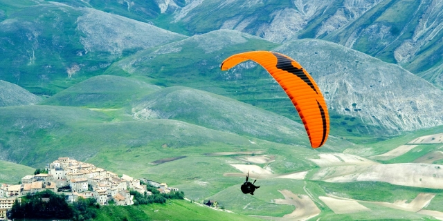 in parapendio potrai ammirare paesaggi unici.jpg