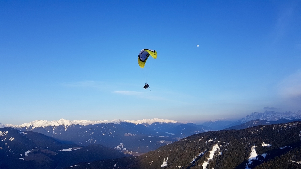  Paragliding on the peaks