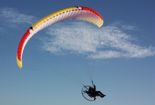 en paramotor en el cielo de Momo 
