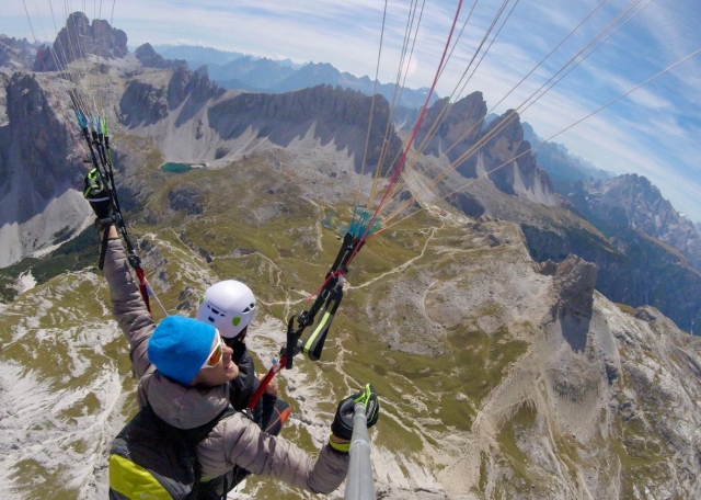  Gleitschirmfliegen auf den Bergen 