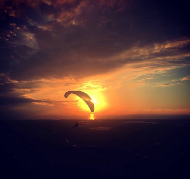 Un volo al tramonto.