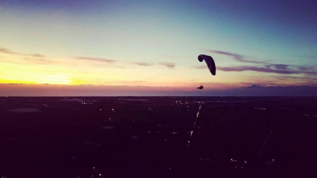 In volo al tramonto.