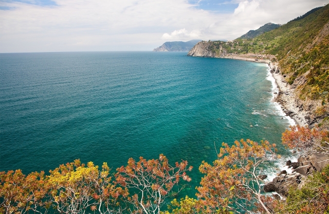 Scopri la costa della Liguria di ponente con il noleggio di un gommone senza patente