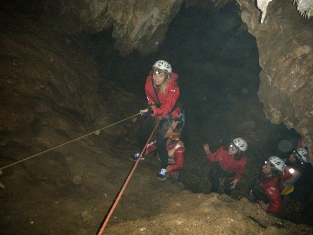  Klettern in der Höhle 