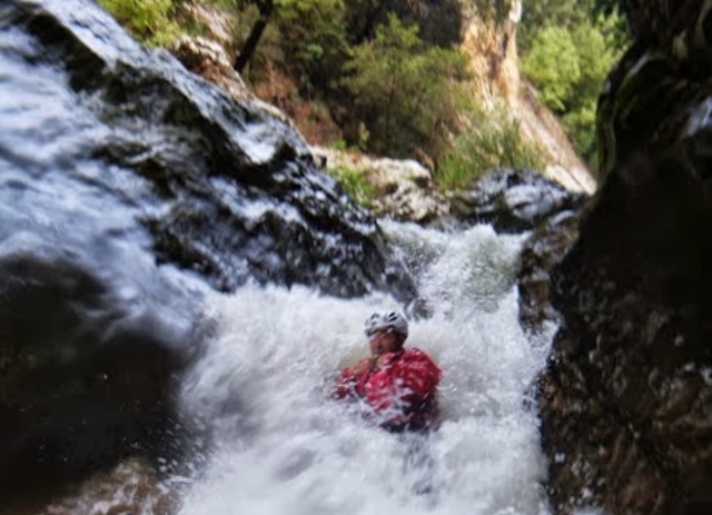  Zwischen den Wasserfällen rutschen 
