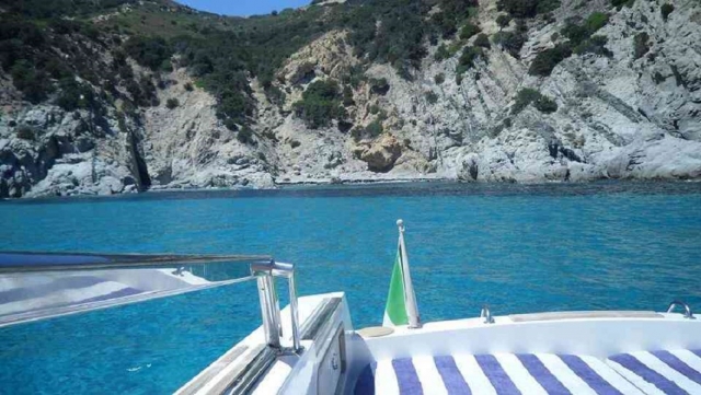  Relax on the boat 