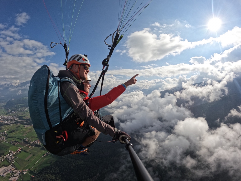  Voo de parapente entre as nuvens