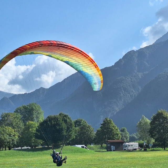 Enjoy a paragliding flight in Pizolo 