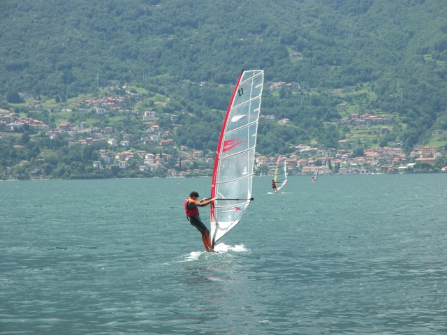 Windsurf tra i paesaggi collinari