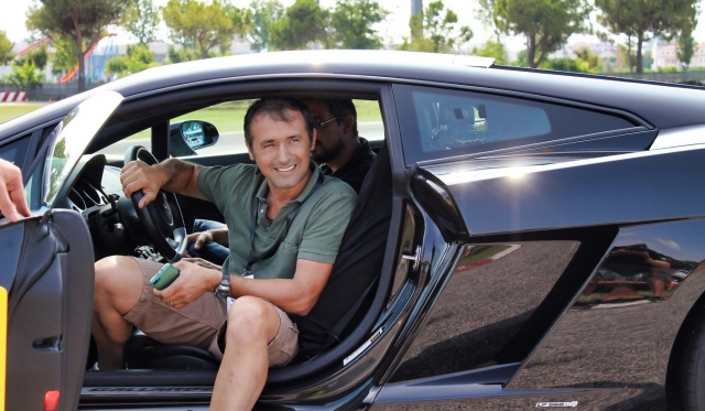  Satisfait après une belle balade en Ferrari 