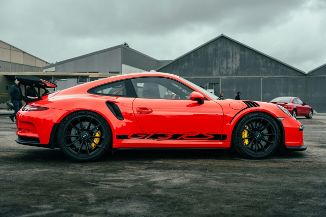  Conduce un Porsche a toda velocidad