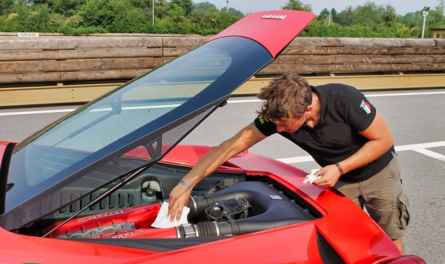 Preparing the Ferrari before the race 