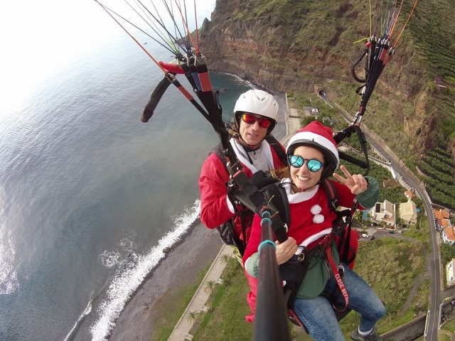  même le Père Noël fait du parapente 