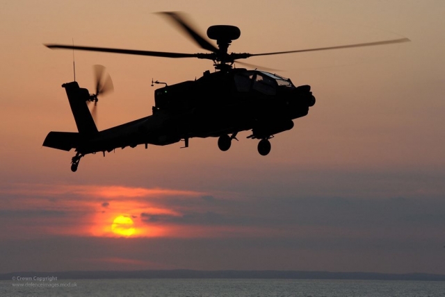  helicóptero al atardecer 