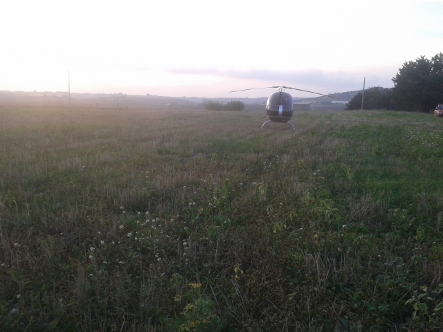 Hélicoptère dans les champs 