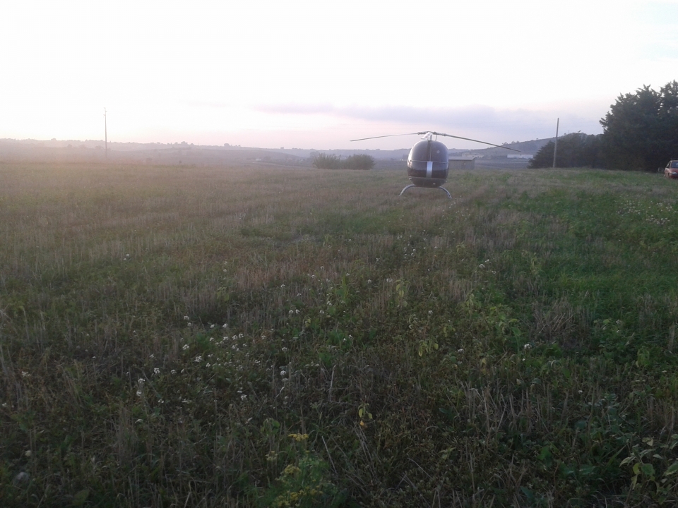 Hélicoptère dans les champs 