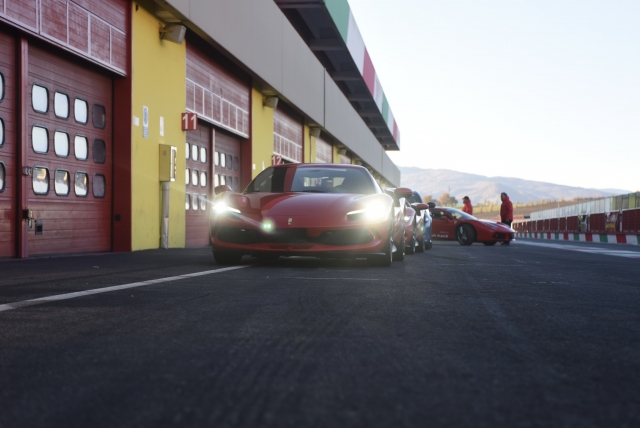 驾驶 Ferrari 458 在 Vallelunga 赛道上跑 3 圈