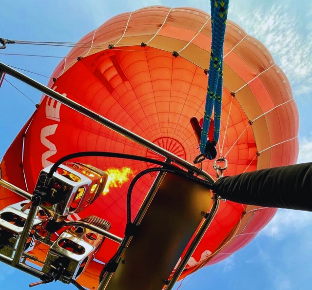 Globo aerostático listo para partir 