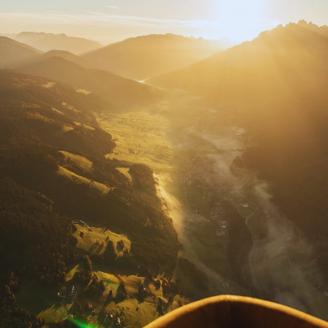  Romántica puesta de sol en el horizonte 