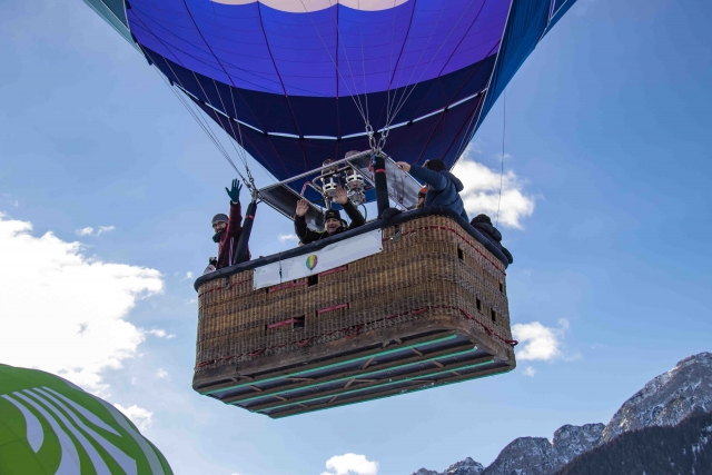  aufblasen. In einem Heißluftballon auf Mondovi 
