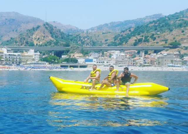 auf einem Bananenboot mit Freunden