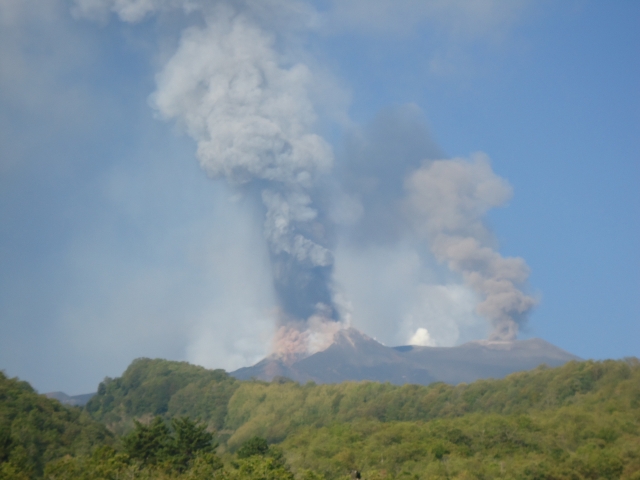  Rauch steigt aus dem Vulkan 