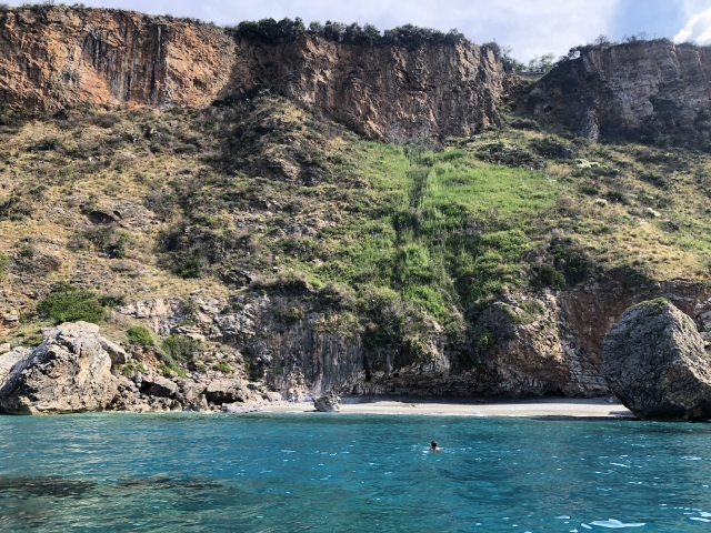 里佐洞穴海岸 