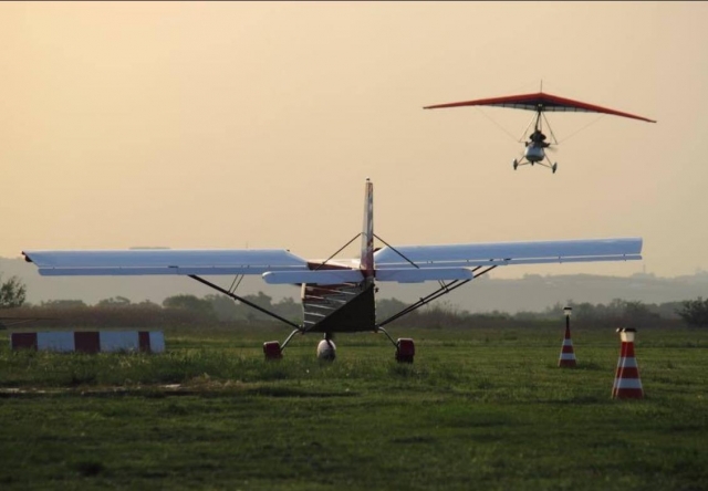 deltaplane au coucher du soleil 