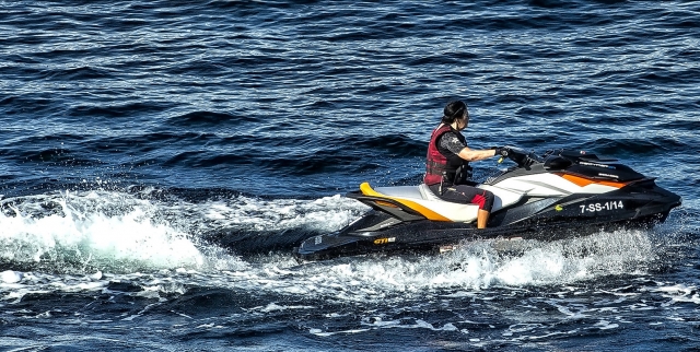 Signora in moto d'acqua