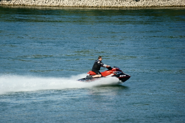  Hombre en moto de agua 