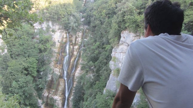 Ragazzo e cascata