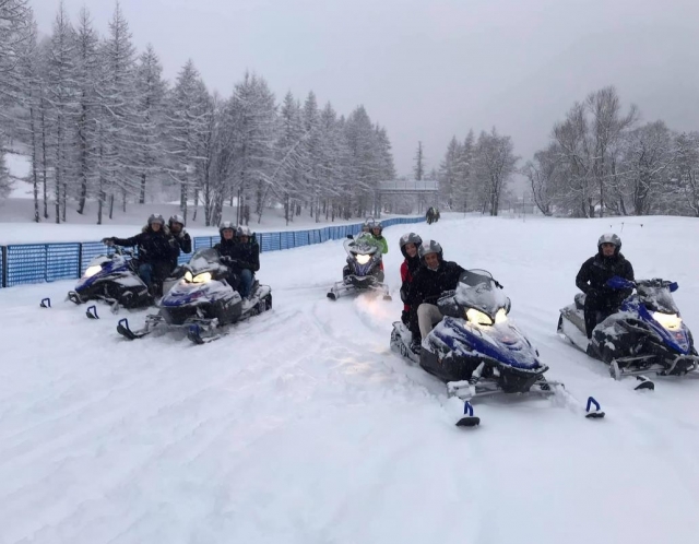  Todos juntos em um snowmobile 