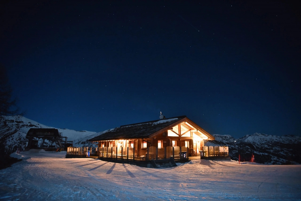  Refúgio iluminado na neve